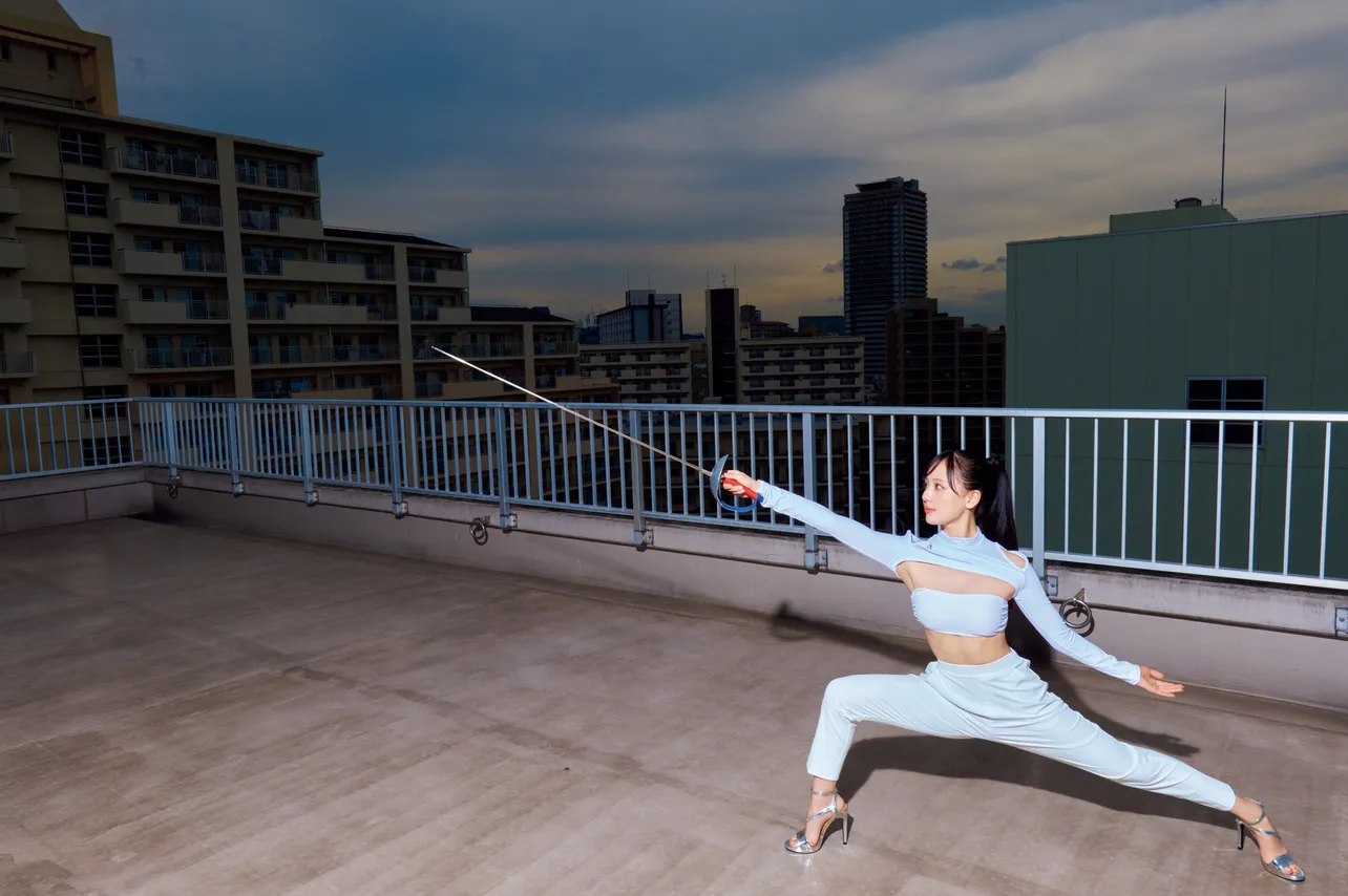 【写真】ういういしい水着姿に加え、りりしいフェンシング姿も披露