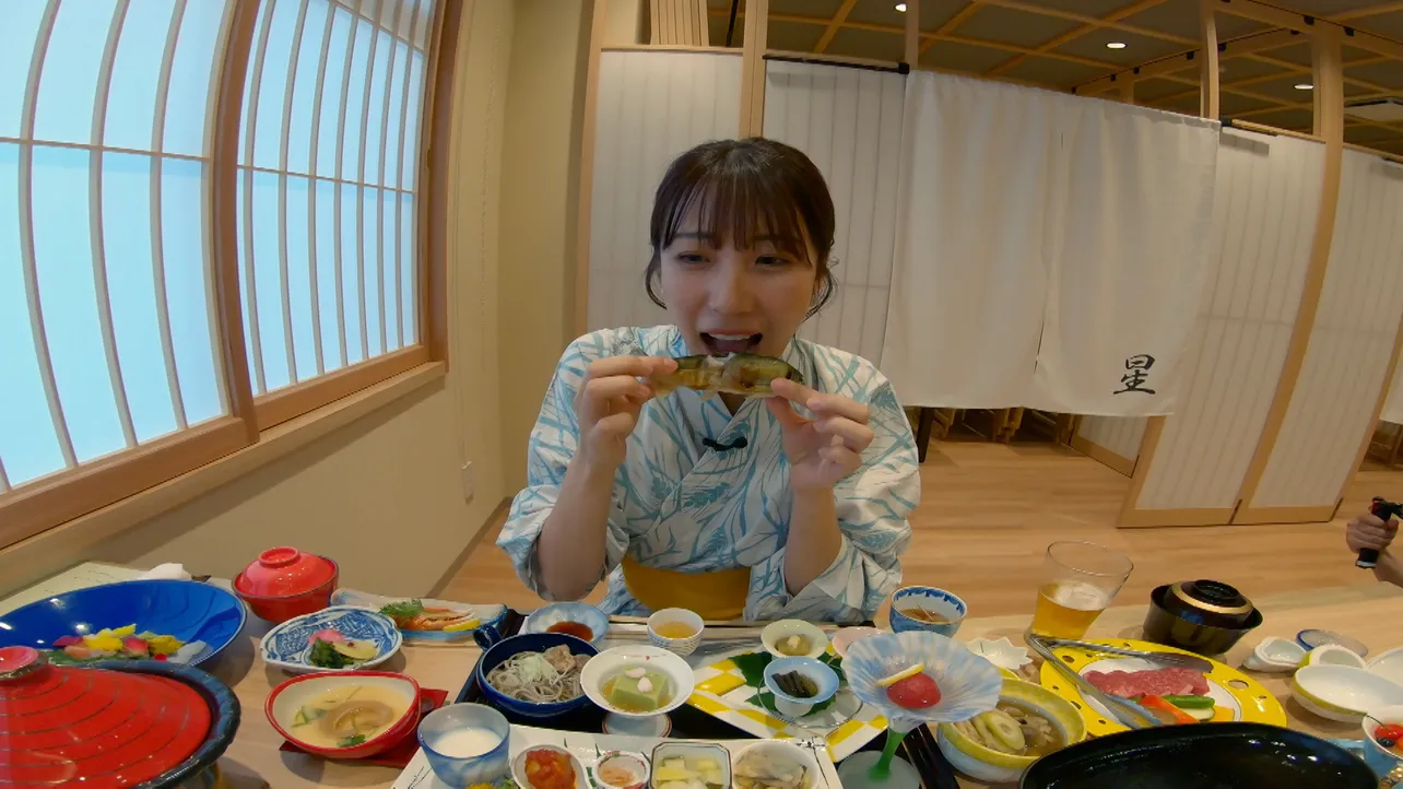 【写真】moka、焼き魚は豪快に手づかみで