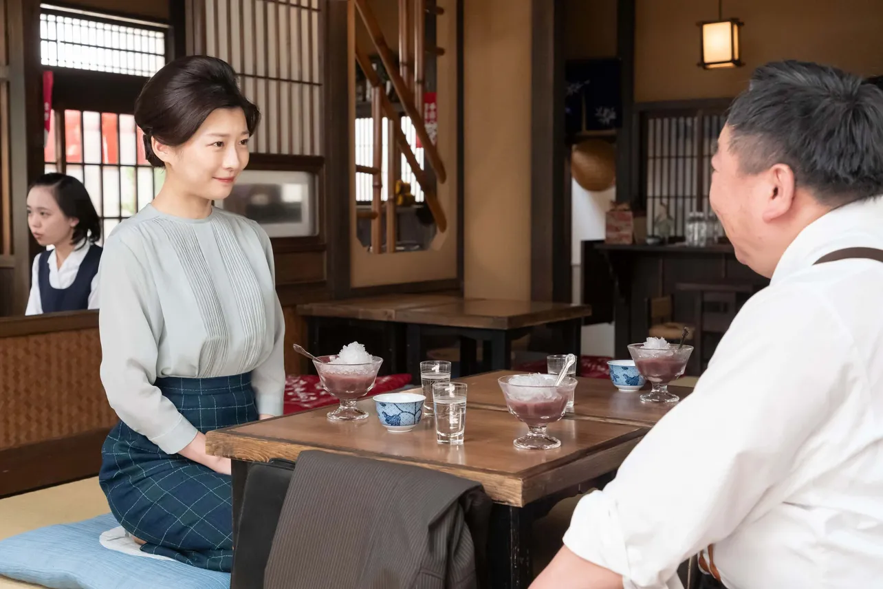 【写真】雲野(塚地武雅)と話をする寅子(伊藤沙莉)