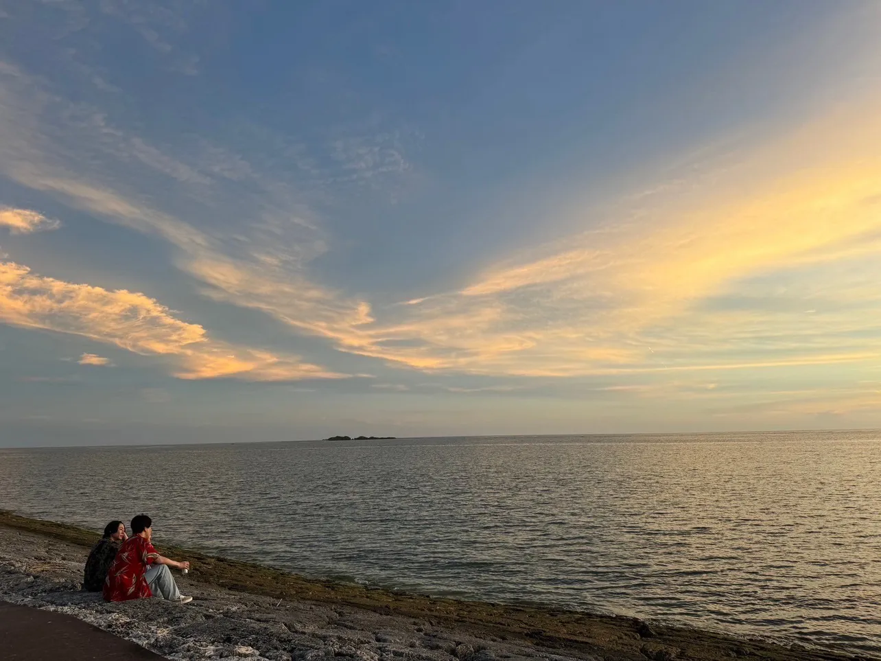 【写真】エモすぎる…相葉雅紀＆横山裕が夕焼けに染まるビーチで語り合う一枚