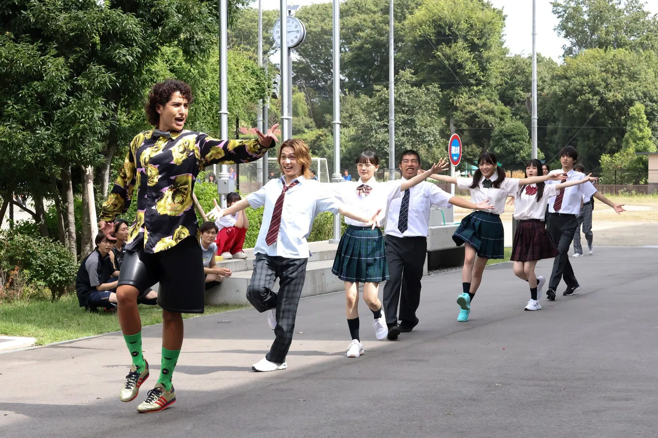 【写真】独特なダンスを踊る松田元太“紺野”たち