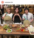 松本若菜&津田健次郎、カレーを一緒に食べる“いただきます”ショットがかわいすぎる＜西園寺さんは家事をしない＞