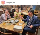 松本若菜&津田健次郎、カレーを一緒に食べる“いただきます”ショットがかわいすぎる＜西園寺さんは家事をしない＞