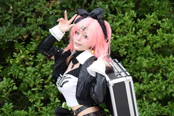 「ゼンゼロ」ニコに扮するレイヤーのこだわり「手書きで仕上げたスーツケースの模様を見てほしい」＜ワンフェス2024[夏]＞