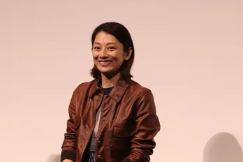 小池栄子&仲野太賀ほか、撮影合間の“談笑仲良し”ショットに「チームワーク最高」「オフショット嬉しい」の声<新宿野戦病院>