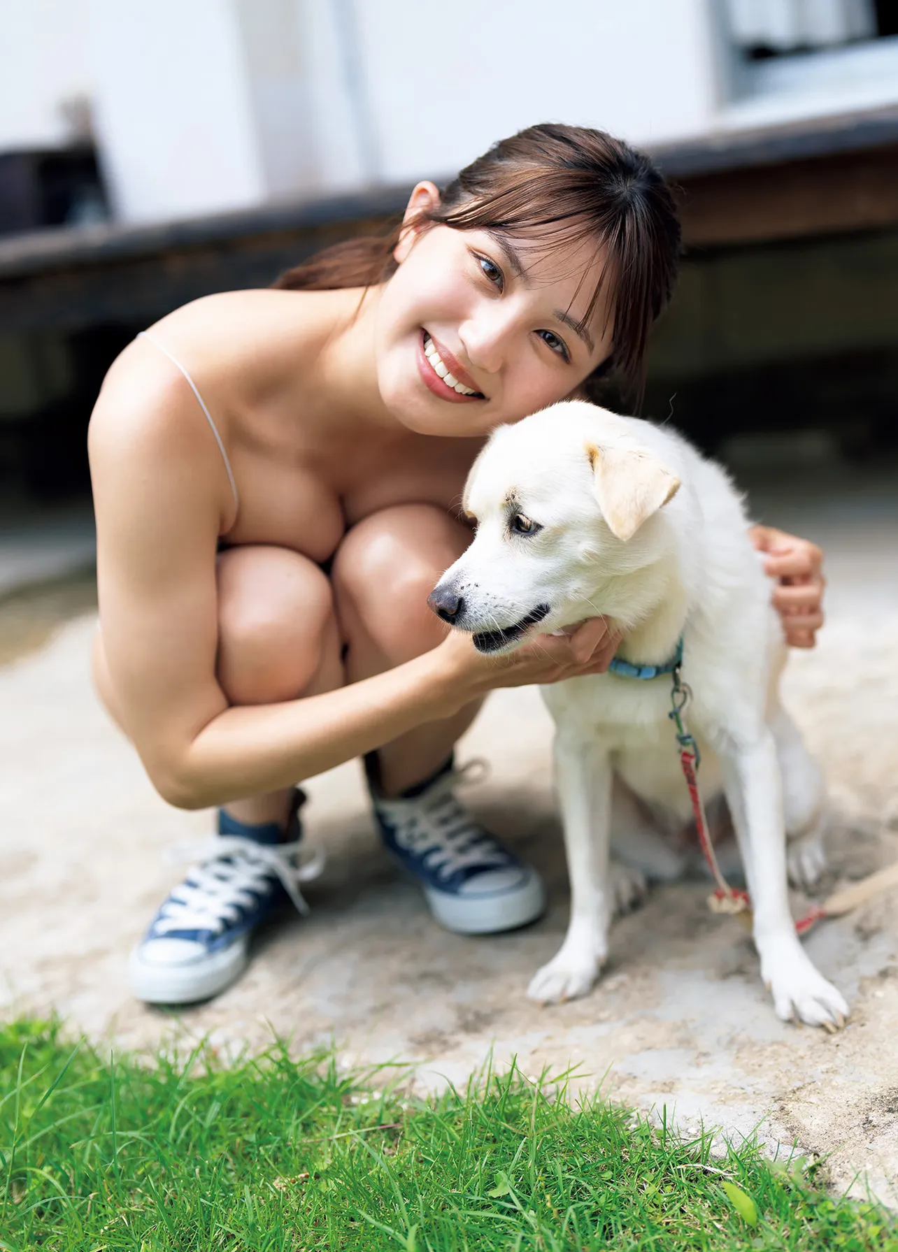 【写真】自然体の笑顔がはじける…！花咲楓香と“ワンちゃん”のオフ感満載なカット