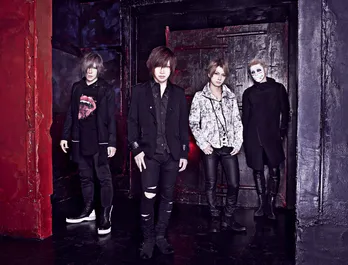 ゴールデンボンバーがライブ中に爆破!? 命懸けで「女々しくて」を熱唱