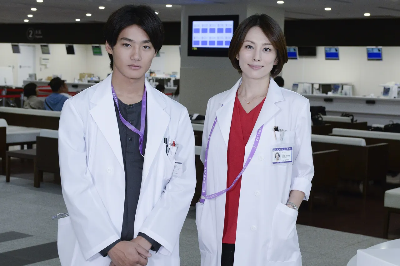 「ドクターX～外科医・大門未知子～」で、シリーズ初参戦する野村周平(左)と米倉涼子