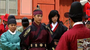 キム・スヒョン“フォン”「私は命を狙われている」政敵の暗躍が見え隠れし、運命が加速する第8話<太陽を抱く月>