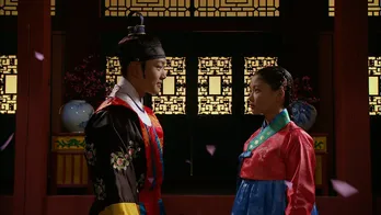 イ・フォン「将来、君主として私がやるべきことです」 父と子が向き合い、政治を動かす第4話<太陽を抱く月>