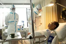 生瀬勝久“啓三”が危険な感染症“ルミナウイルス”に感染してしまう「ここでだけは死にたくねんだよ…」<新宿野戦病院>