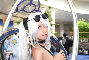 コスプレイヤー・音琴ひつじ、褐色肌の「ブルアカ」水着コスプレ「身長に合わせて武器のサイズ感を調整」<WCS2024>