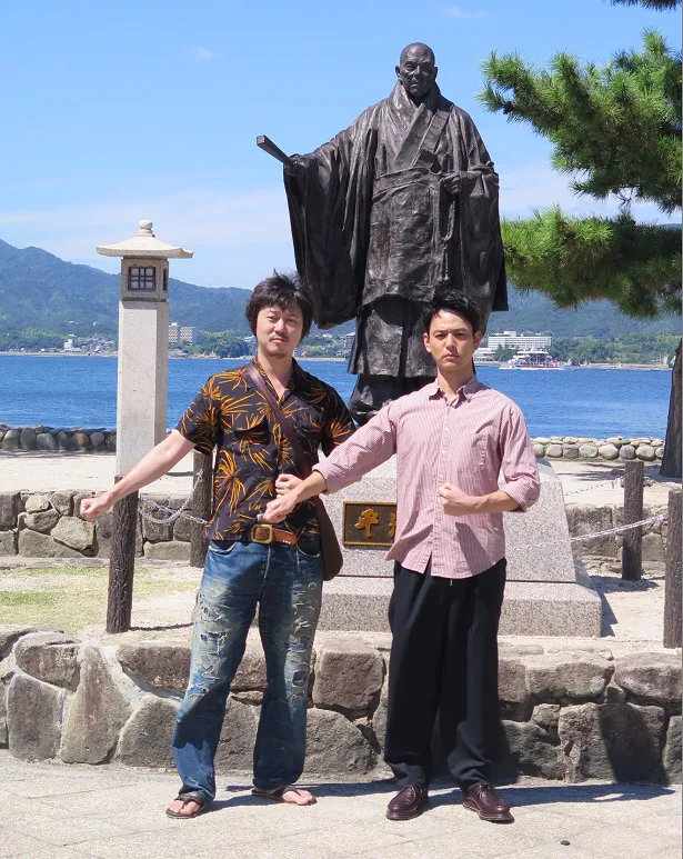 新井浩文(左)が妻夫木聡(右)らと広島を訪問！