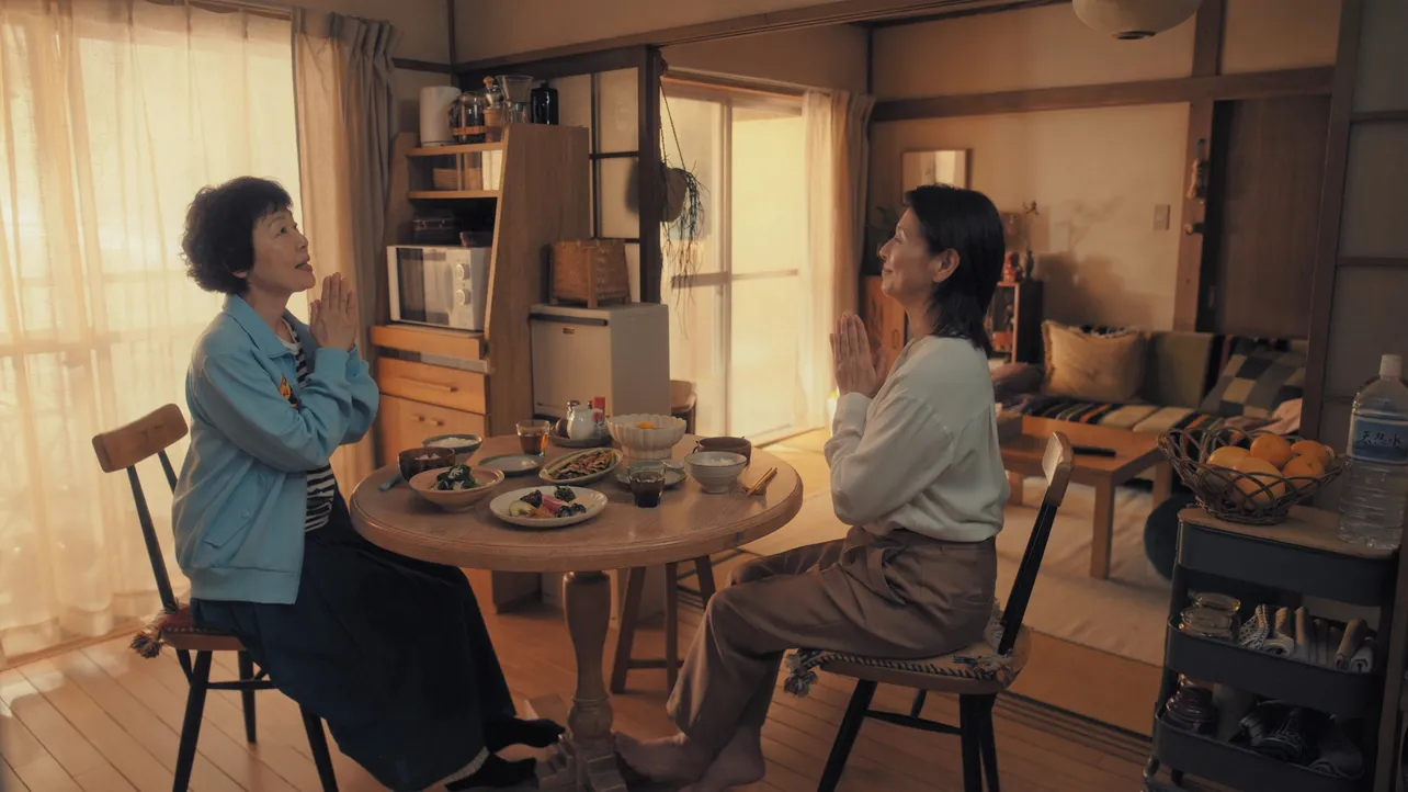 【写真】一緒に食事をするノエチ(小泉今日子)となっちゃん(小林聡美)