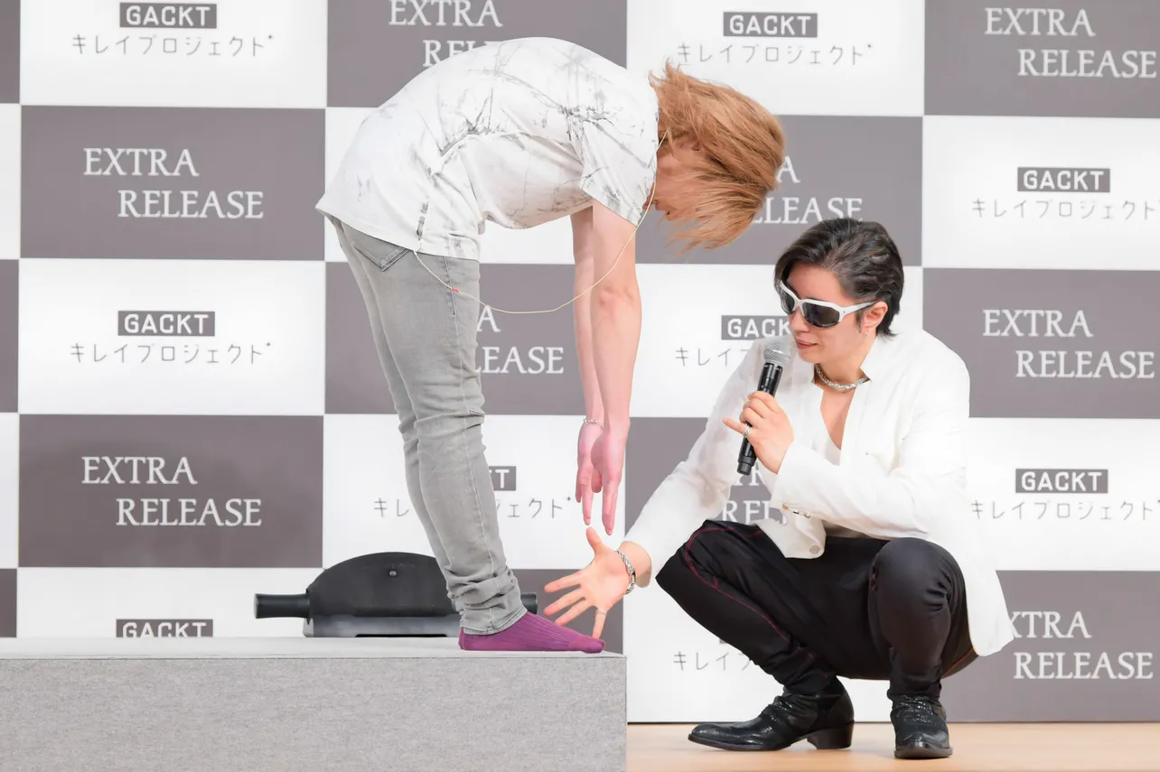 【写真】GACKTをして「音楽業界で一番体が硬い後輩」の鬼龍院翔、やっぱり硬い！