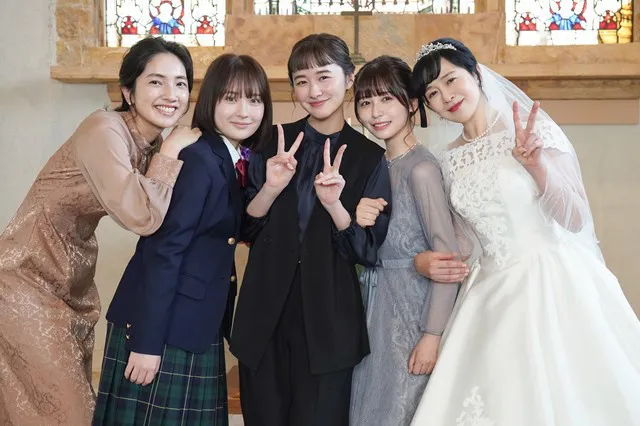 【写真】美人4姉妹と美しすぎる母親…堀田真由＆坂井真紀ら、町田家5人組の仲良しショット