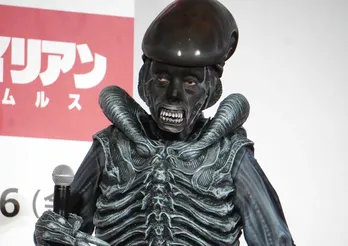 研ナオコ、エイリアンをイメージしたフルメークアップで登場するもカズレーザーの「ナチュラルメークなんですね」に苦笑