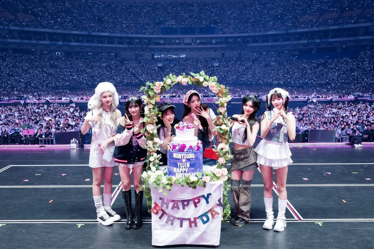 【写真】IVE、東京ドームで大きなケーキとともにウォニョン＆ユジンの誕生日をお祝い