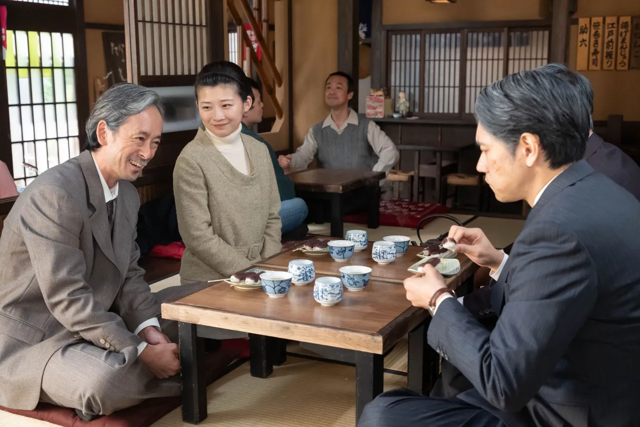 【写真】桂場(松山ケンイチ“)を前に、笑顔を見せる多岐川(滝藤賢一)と、彼らを見守る寅子(伊藤沙莉)