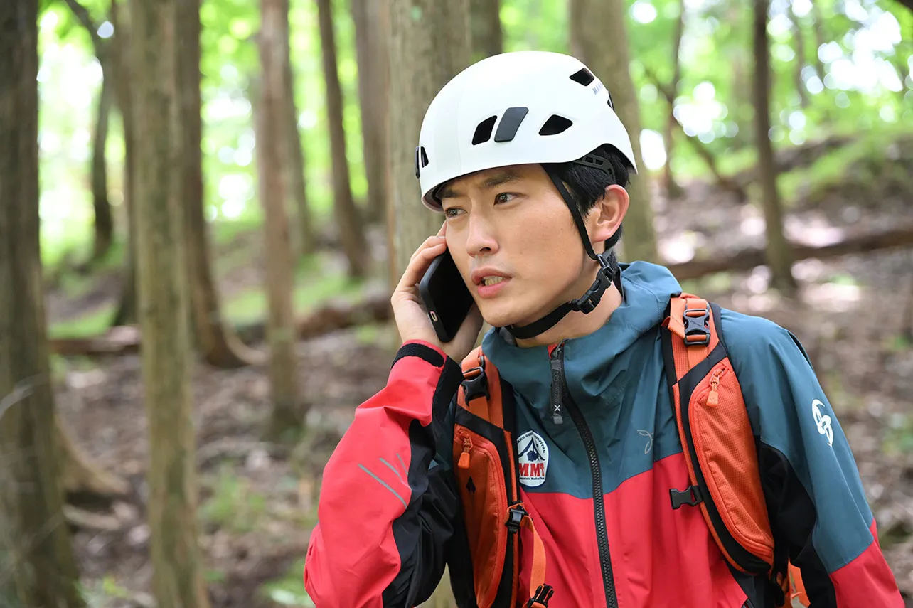 【写真】山で連絡を取る歩(杉野遥亮)