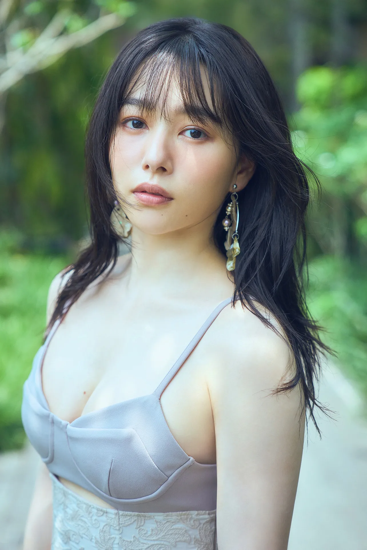 「桜井日奈子10周年記念写真集 鴇色」(東京ニュース通信社刊)より