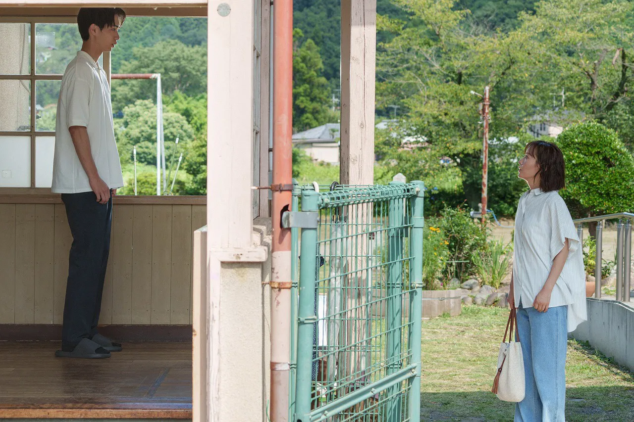 【写真】偶然再会し、驚きの表情を浮かべる松本まりか“みのり”と野村康太“渉”