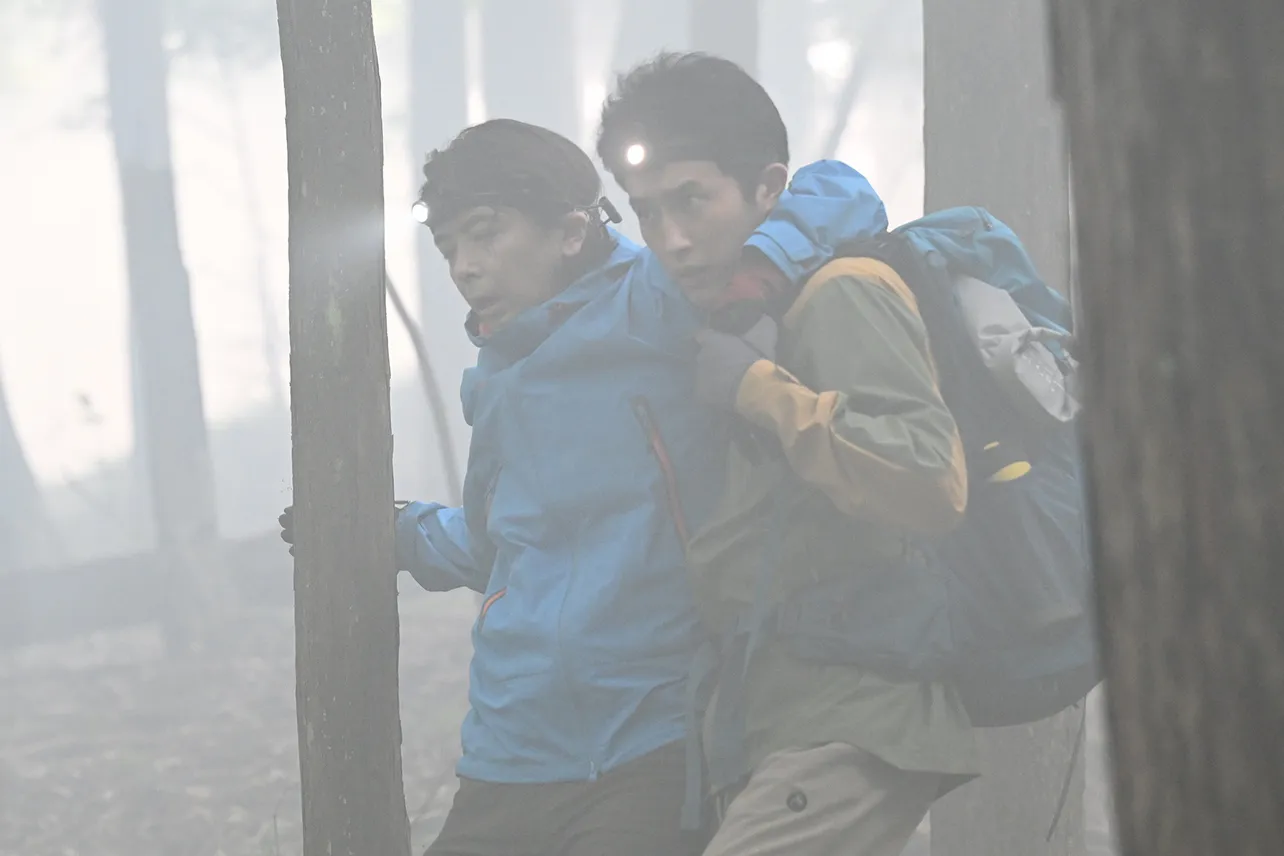 遭難した聡一(森準人) に肩を貸して下山する歩(杉野遥亮)