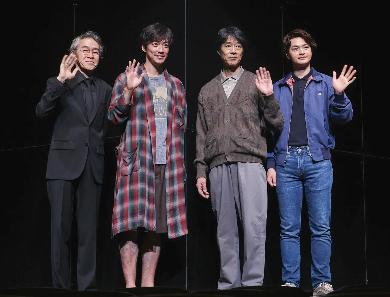 【写真】笑顔で手を振る浅野和之、大東駿介、堤真一、瀬戸康史…会見中も和気あいあいとトークを展開