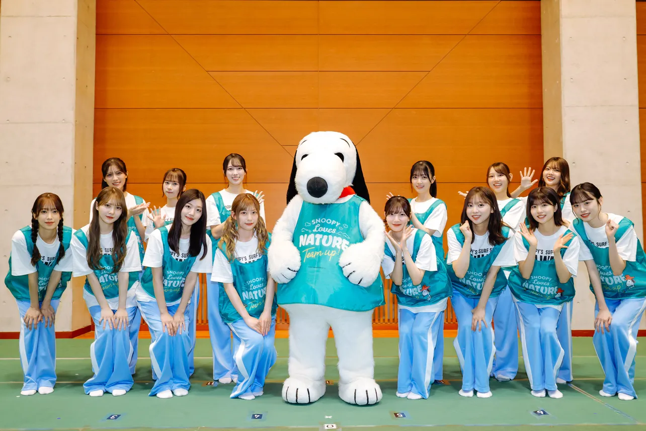 日向坂46が「ひなたフェス2024」の翌日、「SNOOPY Loves NATURE “Team up!” in ひなたフェス2024」でスヌーピーと一緒にゴミ拾いを行った