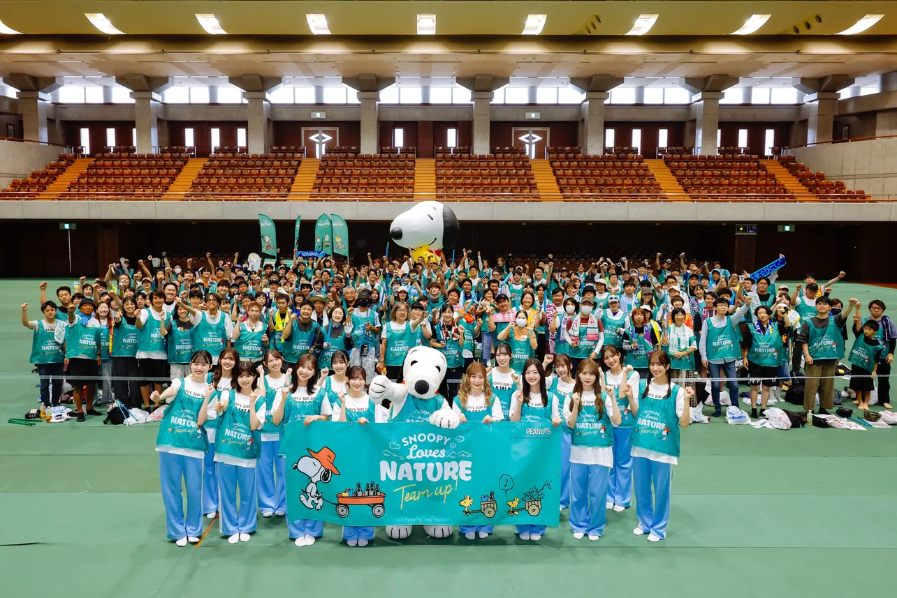 日向坂46が「SNOOPY Loves NATURE “Team up!” in ひなたフェス2024」でゴミ拾いを行った