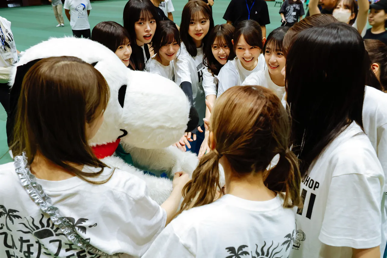 日向坂46が「SNOOPY Loves NATURE “Team up!” in ひなたフェス2024」でゴミ拾いを行った