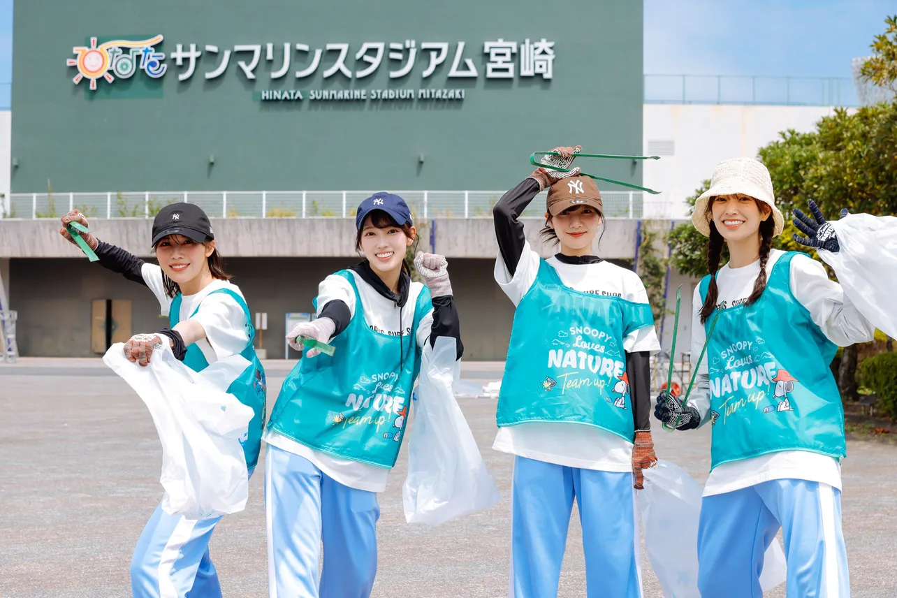 日向坂46が「SNOOPY Loves NATURE “Team up!” in ひなたフェス2024」でゴミ拾いを行った