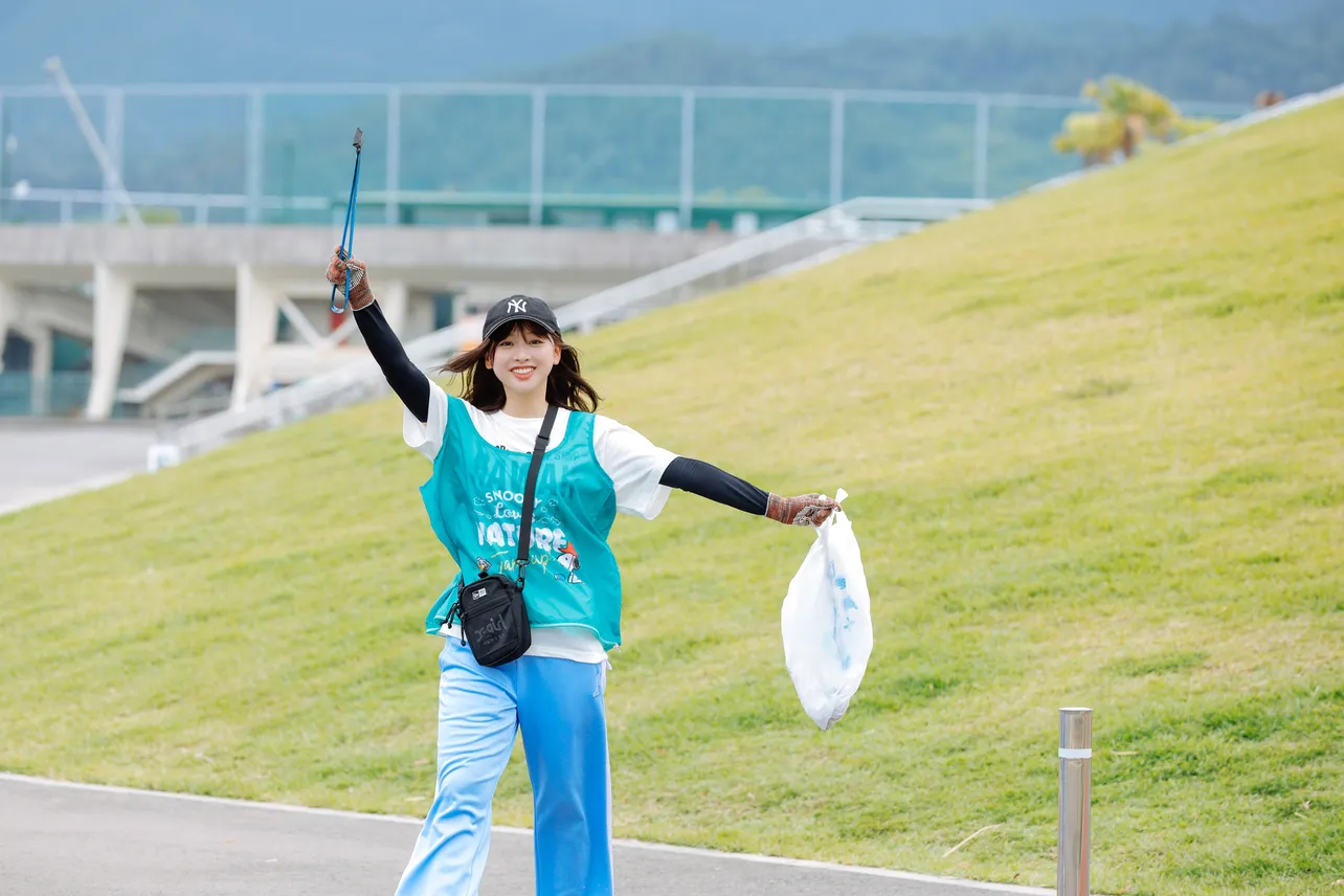 日向坂46が「SNOOPY Loves NATURE “Team up!” in ひなたフェス2024」でゴミ拾いを行った