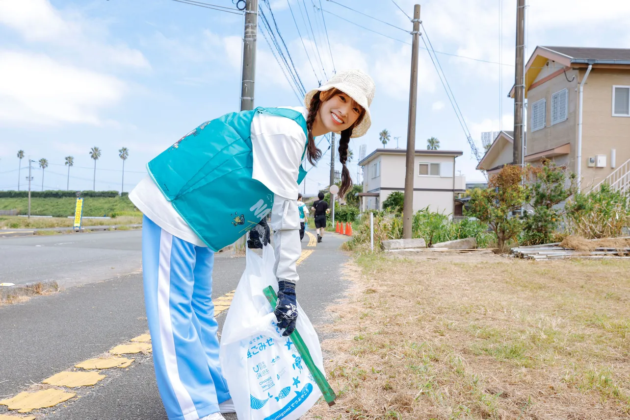 日向坂46が「SNOOPY Loves NATURE “Team up!” in ひなたフェス2024」でゴミ拾いを行った