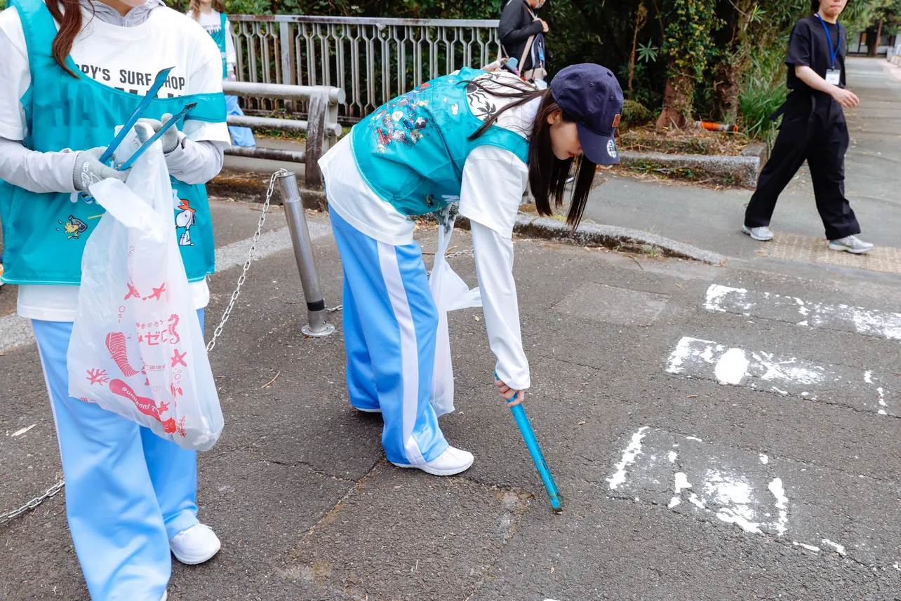 日向坂46が「SNOOPY Loves NATURE “Team up!” in ひなたフェス2024」でゴミ拾いを行った