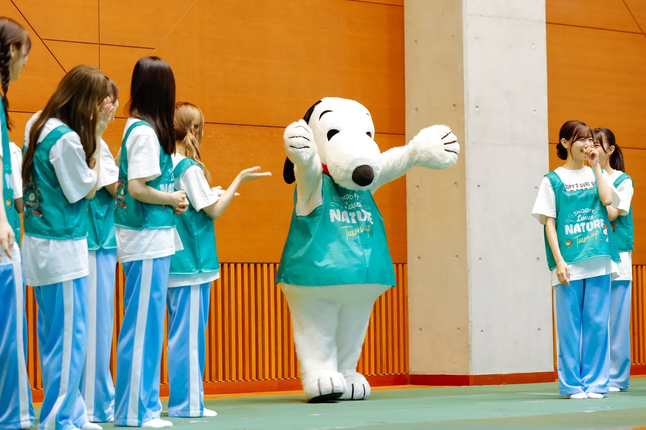 日向坂46が「SNOOPY Loves NATURE “Team up!” in ひなたフェス2024」でゴミ拾いを行った