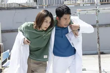 小池栄子“ヨウコ”と柄本明“啓介”はテレビ出演を果たすが、とある週刊誌に情報を握られる<新宿野戦病院 最終回>