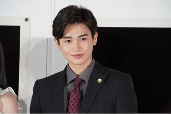 西垣匠“ハル”が割った額縁の横にちょこんと体育座り…「かわいすぎる」「えくぼ愛おしい」の声＜顔に泥を塗る＞