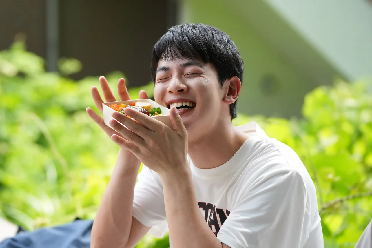 【写真】お弁当を見て満面の笑みを浮かべる小林虎之介“太一”