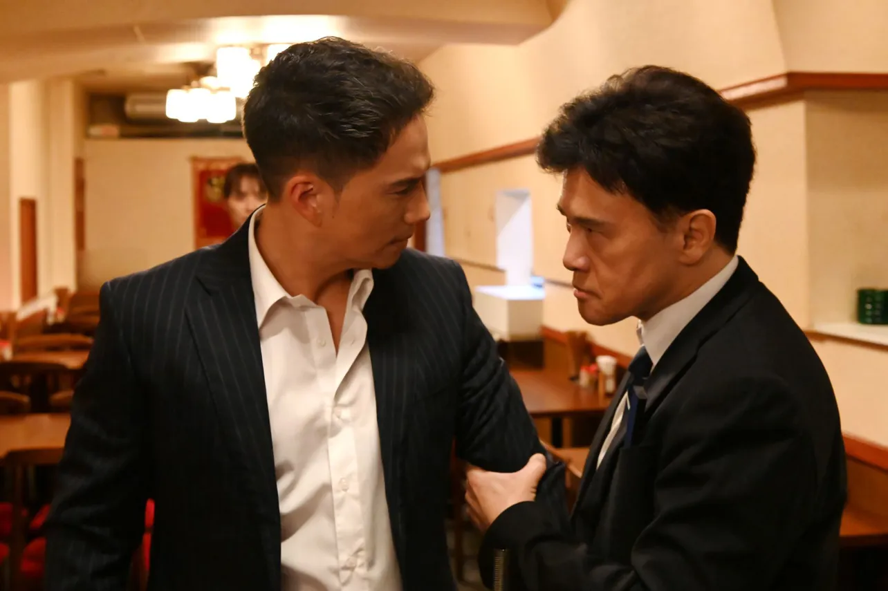 【写真】捜査一課の坂本(橋本じゅん)に腕を掴まれ、坂本を見る田胡(市原隼人)