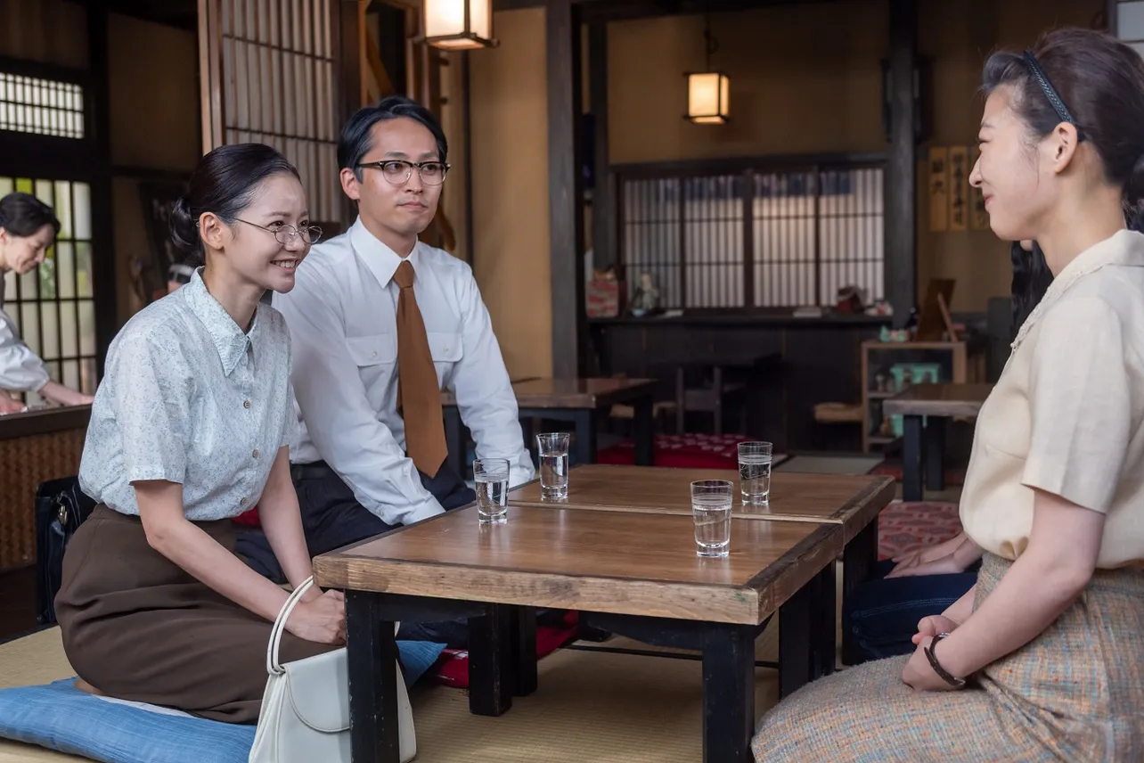 【写真】香淑(ハ・ヨンス)、汐見(平埜生成)と笑顔で向き合う寅子(伊藤沙莉)