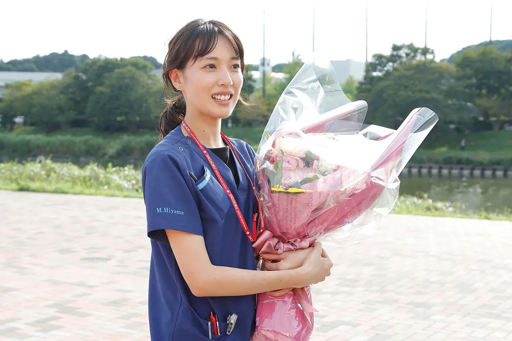 【写真を見る】充実感あふれる笑顔の戸田恵梨香が花束を受け取った