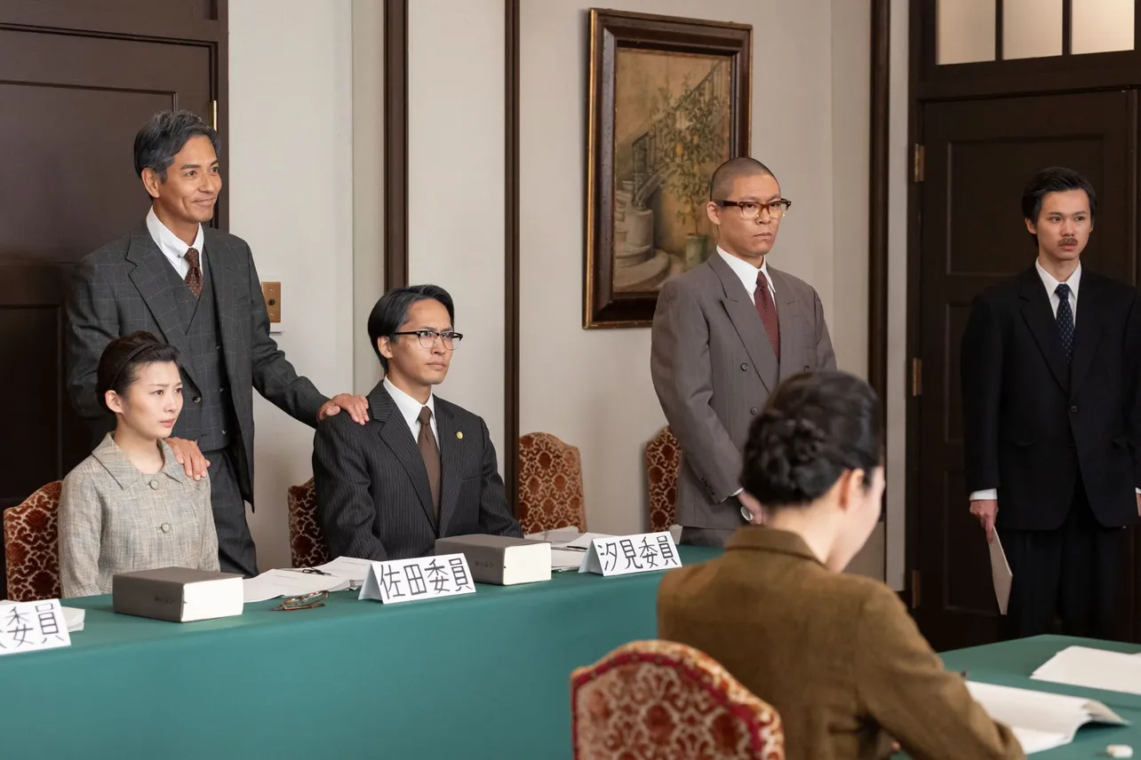 【写真】少年部会の議論に汐見(平埜生成)と出席する寅子(伊藤沙莉)