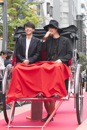 【写真特集】斎藤工&高橋一生が浅草に降臨!人力車2ショットほか“萌え”カット公開