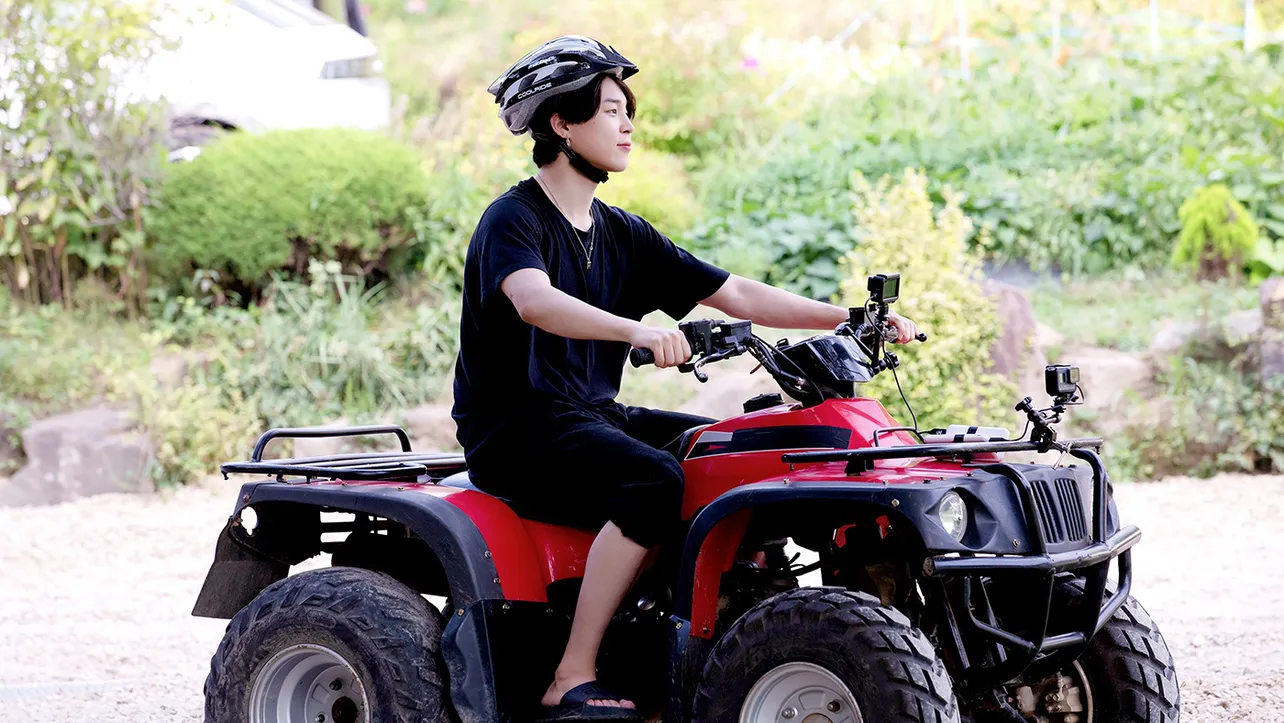 BTS・JIN、寝起きパジャマ姿でリラックス 森で過ごす休暇にJIMINもご