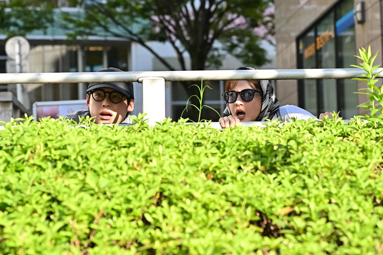 【写真】オーラダダ漏れ…尾行中の松本若菜“西園寺さん”＆松村北斗“楠見”