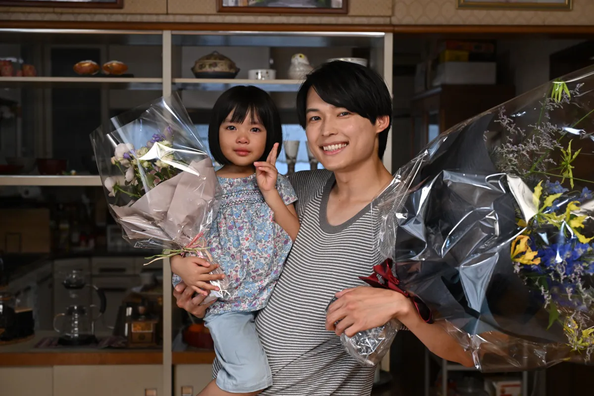 【写真】涙する倉田瑛茉を片手で抱きかかえる松村北斗