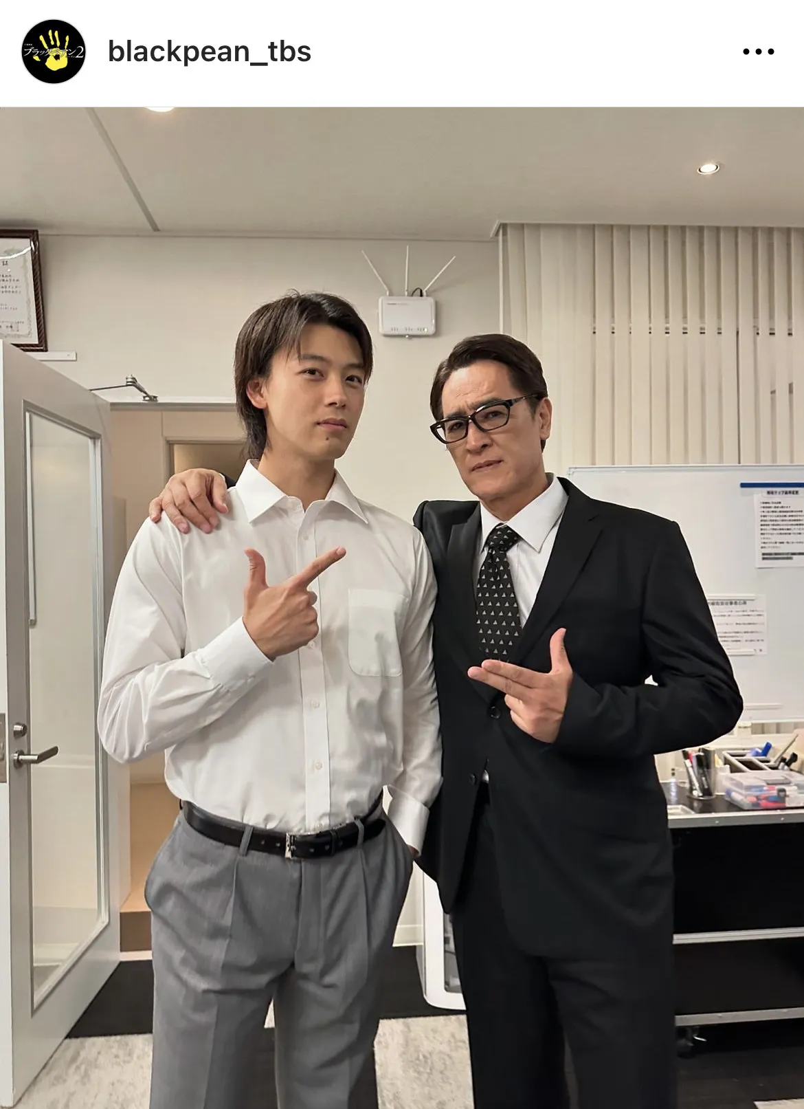 【写真】竹内涼真＆橋本さとし、かっこよく肩を組み、スナイプポーズで2ショット