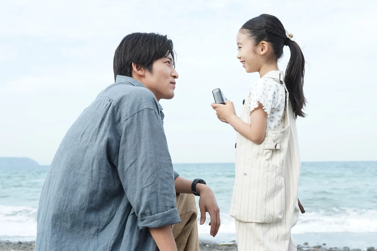 【写真】海辺で向き合う夏(目黒蓮)と海(泉谷星奈)