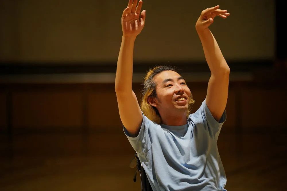 【写真】笑顔でバスケをする裕ちゃん(柄本時生)